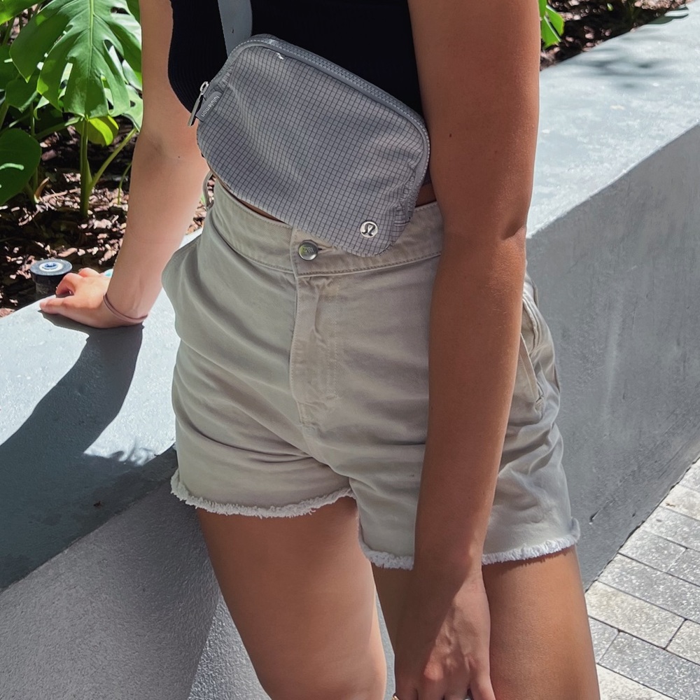 Bege Shorts